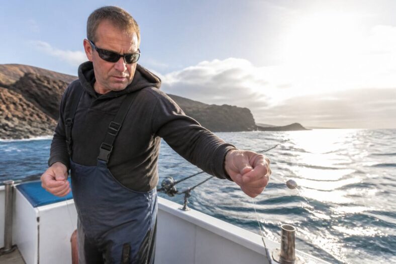 Sportvisser op een boot voor de kust van Lanzarote tijdens het vissen