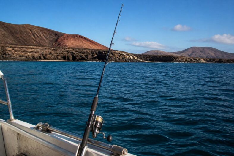 Fishing boat op zee bij de vulkanische kust van Lanzarote
