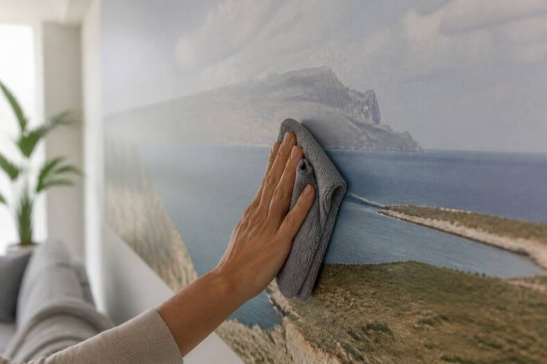 Voorzichtig schoonmaken van fotobehang met een microvezeldoek